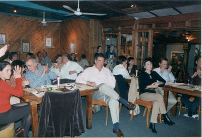 Asistentes aplaudiendo presentación de Eduardo Gatti