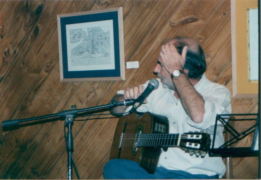 Eduardo Gatti hablando al público