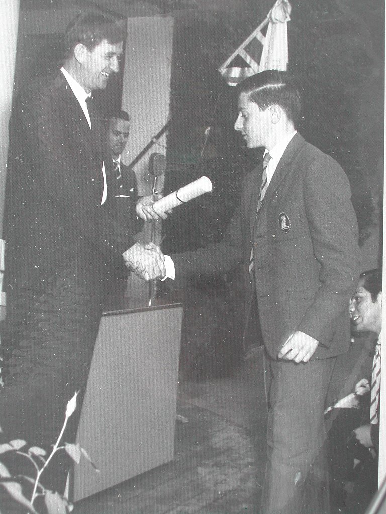 Lucho De Mayo, graduación