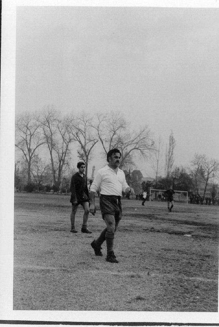 Profesor Sergio Riquelme jugando fútbol