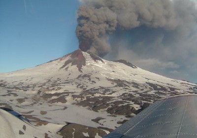 Erupción volcán Llaima, desde avión de Peter - small
