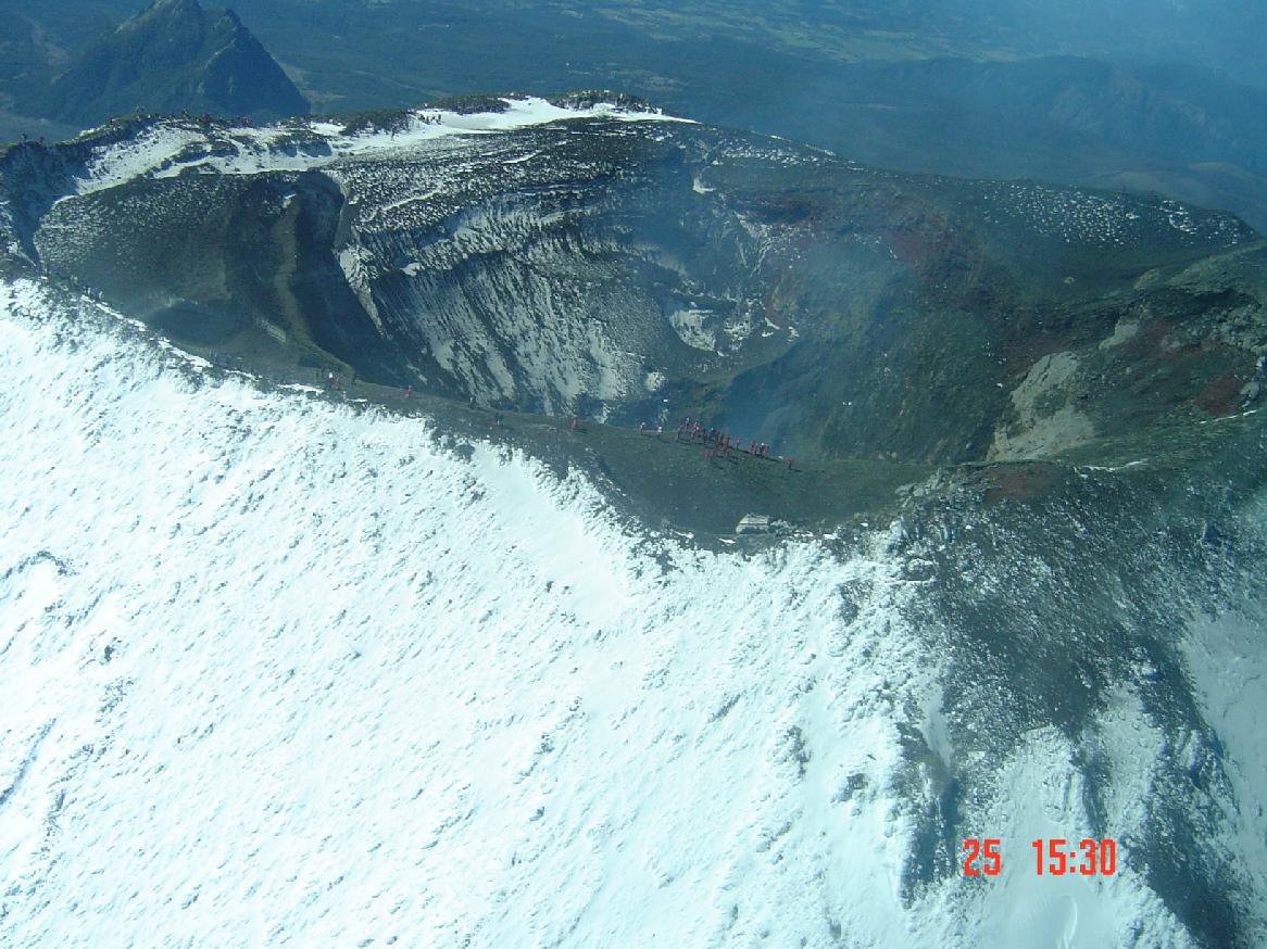 Vista cráter volcán Villarrica, desde el Cessna 180 de Peter