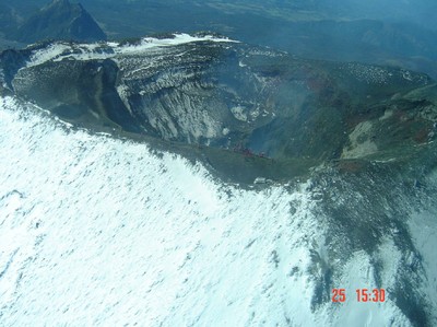 Vista cráter volcán Villarrica, desde el Cessna 180 de Peter - small