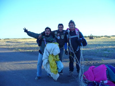 Peter con dos paracaidistas argentinos, Festival Aéreo de Puerto Madryn