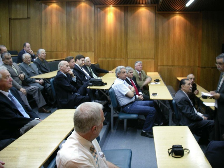 Prof. Castagnoli, Prof. Quintero, Marcos Zylberberg, Sr. Buguñá, Fernando Jothier, Martin Cartwright, Nicolás Simunovic, Prof. Morales, Ernesto Aracena, Jorge Somerfeld, Charlie Cunliffe, Prof. Hewstone, Teo Tefarikis y Sr. Rivas. - big