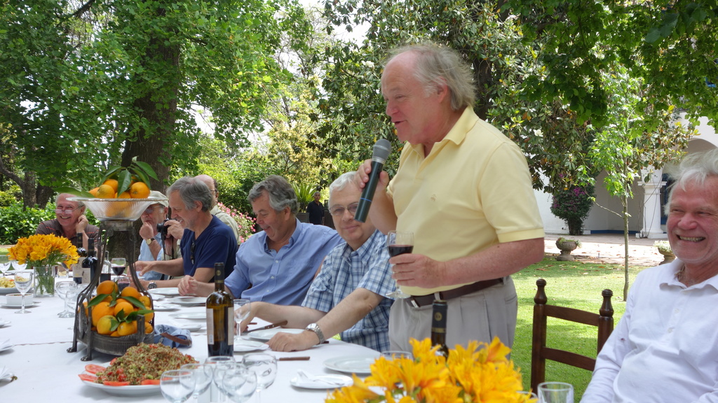 Ricardo Borzutzky, con micrófomo haciendo un brindis