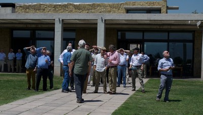 Old Boys Club, mirando a Peter Vermehren en paracaídas - small