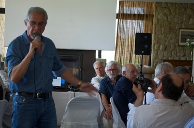 Tito Aracena cantando; Max Burr, Tato Dionizis, Teodoro Tefarikis