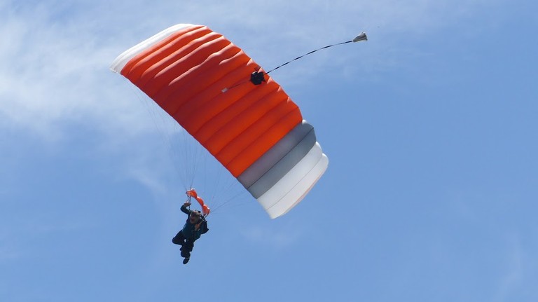 Peter Vermehren en paracaídas - big